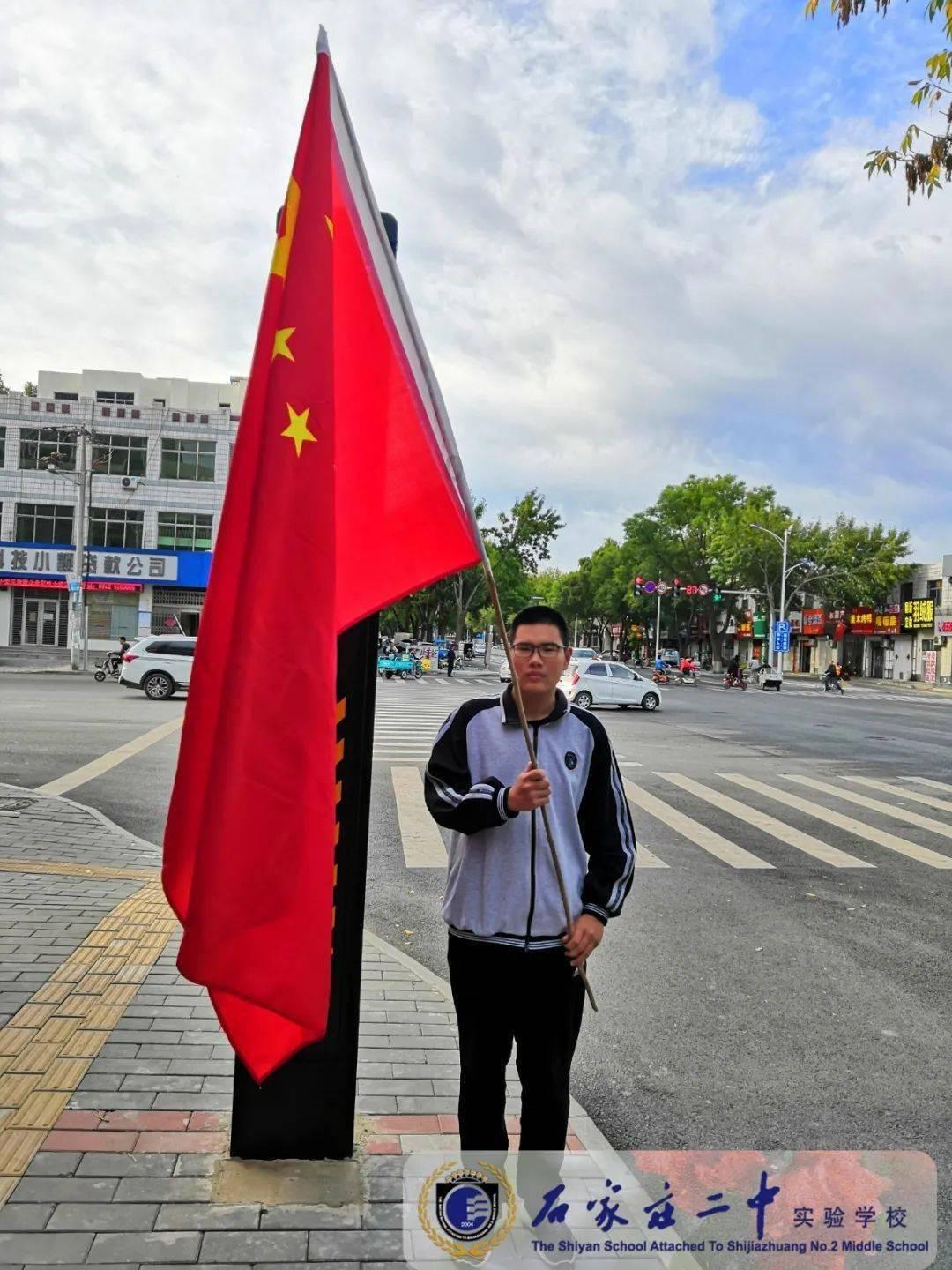 肯尼亚马赛马拉遇大雨天气 狮子抖动鬃毛非常惬意
